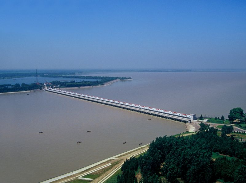 1、三河閘：淮河入江水道重要控制口門，建國初期我國自行設(shè)計(jì)和施工的大型水閘，共63孔，總寬697.75米，，由我公司于1953年7月建成通水；并承擔(dān)了其后的歷次加固任務(wù)。.jpg
